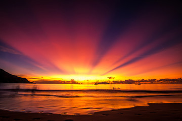 Beau coucher de soleil sur la plage des Seychelles