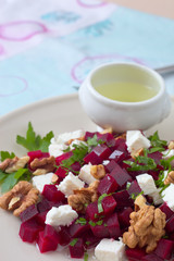 Rote Bete Salat mit Feta, Nüssen und Petersilie