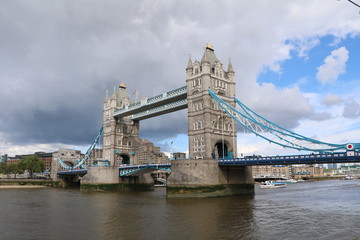 Fototapeta na wymiar Bascule bridge the Tower Bridge in London, England