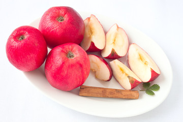 Rote Äpfel und Zimt