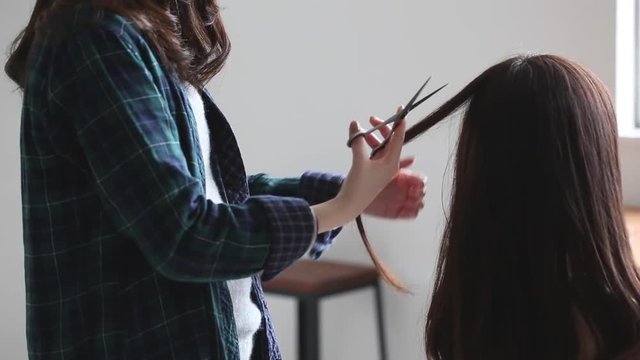 ヘアカット　若い女性