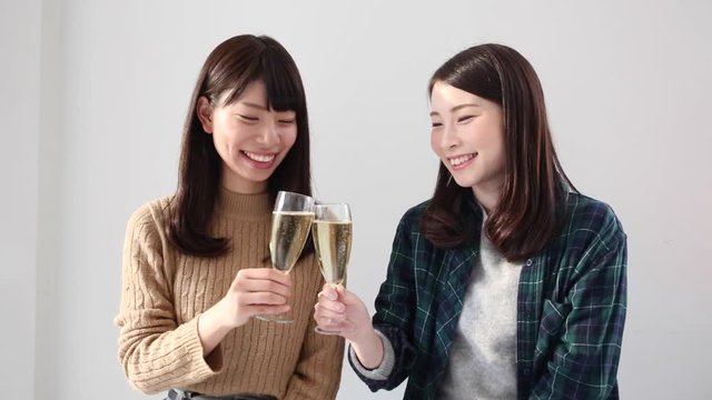 スパークリングワインで乾杯する2人の女性