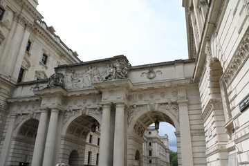 Naklejka premium Archway to King Charles Street in London, United Kingdom