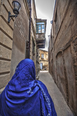 Fototapeta na wymiar Muslim traditional woman visiting old historical city in Baku Azerbaijan. Innrer city
