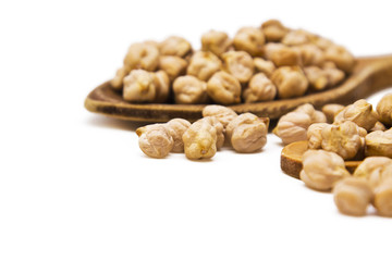 Obraz premium Lots of chickpeas in the wooden spoon isolated