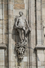 Dom in Mailand, Aussenansicht mit einzelner Figur, Italien