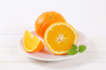 whole and sliced oranges