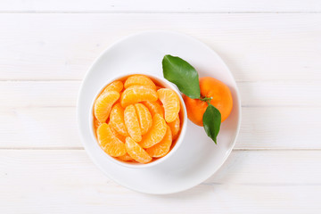 whole tangerine with slices