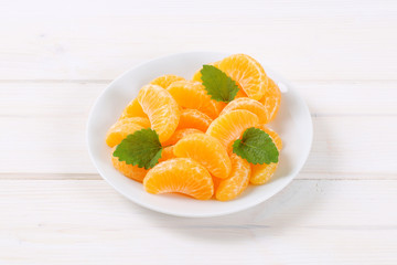 Naklejka na ściany i meble slices of fresh tangerine