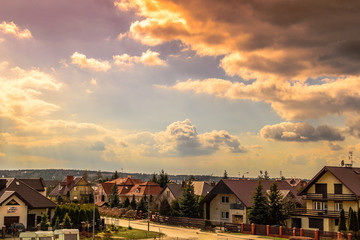 Zachodzące słońce rozświetlające małe miasteczko. © Senatorek
