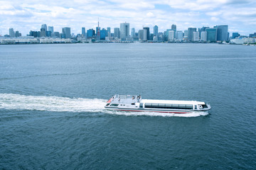 Water bus/ferry in Tokyo Bay　東京湾を進む水上バス © wooooooojpn
