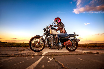 Naklejka premium Rowerzysta dziewczyna na motocyklu