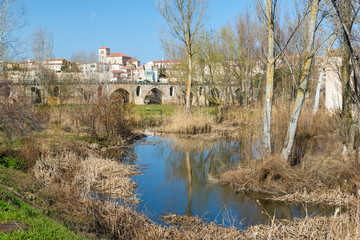 Fototapeta na wymiar The river Duero to its passage under the call Roman bridge, in Zamora, Spain