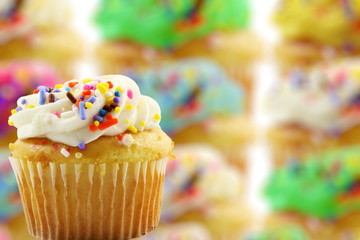 Fototapeta na wymiar Cupcakes desert on a blure unfocus cake background