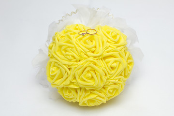 wedding  rings  with bride bouquet