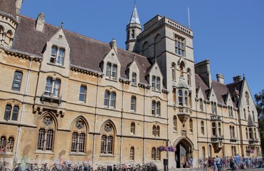 Fototapeta na wymiar rues, places et bâtiments de la ville universitaire d'Oxford