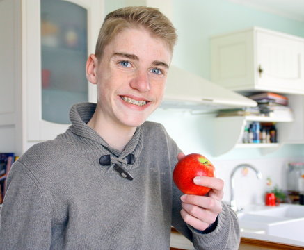adolescent 15 ans,envie de manger une pomme,
santé