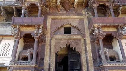 Puerta de entrada con elefantes en el Raj Mahal de Orchha. Madhya Pradesh. India  © ginette laffargue