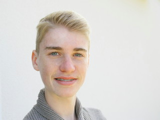 portrait adolescent 15 ans,blond,heureux,sourire