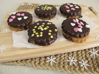 Gefüllte Doppelkekse mit Schokolade