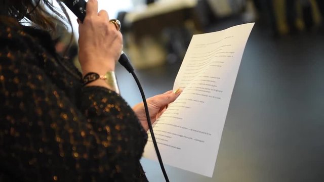 relatrice durante una conferenza