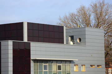 Apartamentowiec, fragment budynku jednorodzinnego. © Stanisław Błachowicz