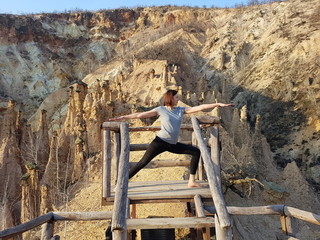 Głazy andezytowe w górach na Bałkanach © dagabu