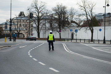 Policjant na ulicy © FOTOWAWA