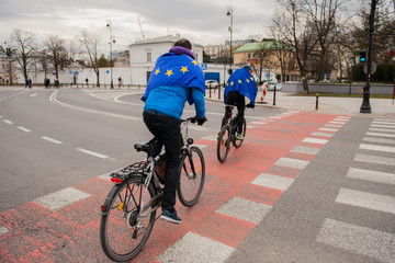 rowerzyści z flagą unii europejskiej - obrazy, fototapety, plakaty