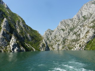 Traversata del lago di Koman in Albania.