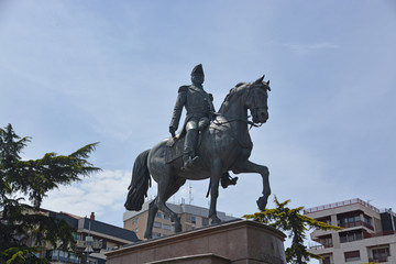 Fototapeta na wymiar estatua de Espartero de Bronce