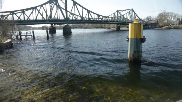 Seitlich der Glienicker Br&uuml;cke