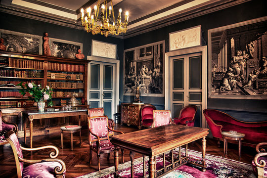 CHATEAU DE GARREVAQUES - Salon rouge -