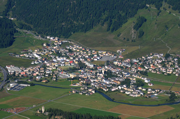 Luftaufnahme vom Oberengadiner Dorf Celerina