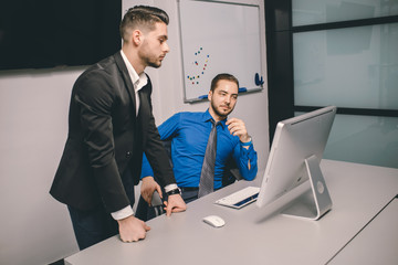 Two young IT experts discussing business