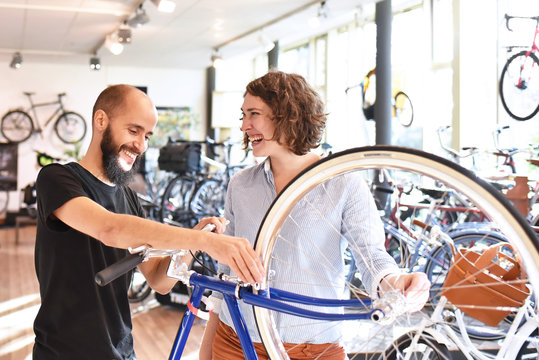 Happy people in a bicycle shop // glückliche Menschen in einem Fahrradgeschäft