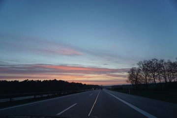 Sonnenuntergang auf einer Landstraße in M-V
