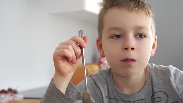 chłopiec spożywa posiłek