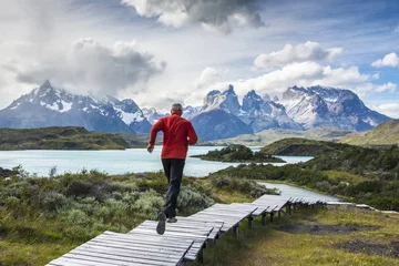 Fototapete Cuernos del Paine Laufender Mann im Nationalpark Torres del Paine, Patagonien, Chile