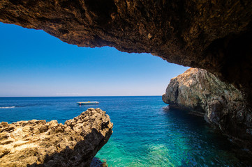 Geheime Höhle am Meer