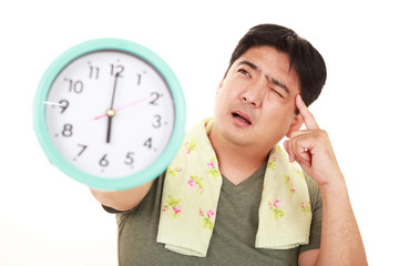 時計を持った男性