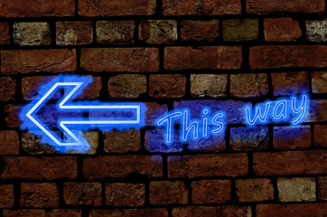 Obraz premium Arrow direction on brick seamless wall