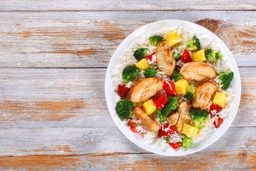 crispy chicken and vegetables fried in wok