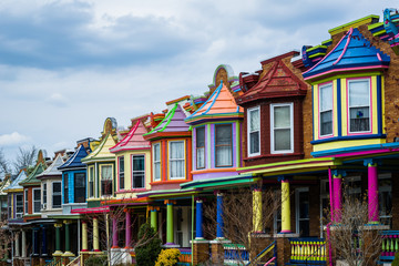 Colorful row houses along Guilford Avenue in Charles Village, Baltimore, Maryland. - obrazy, fototapety, plakaty