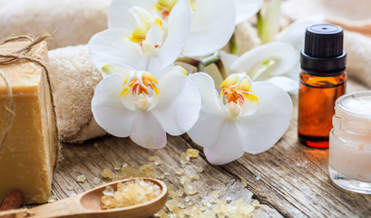 Obraz na płótnie Canvas Moisturizing cream and orchid - spa concept