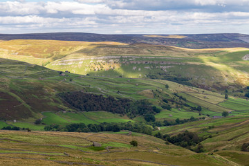 Obraz premium Landscape and clouds in the Yorkshire Dales, seen from the Buttertubs Pass between Thwaite and Simonstone, North Yorkshire, UK