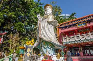 Obraz premium Kwun Yam Shrine in Located at the southeastern end of Repulse Bay is a quaint Taoist temple which is popular for its colorful mosaic statues of Chinese mythology deities.