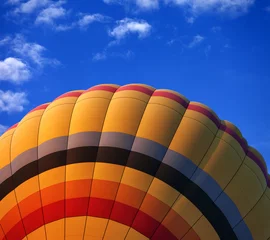 Abwaschbare Fototapete Luftsport Heißluftballon am blauen Himmel