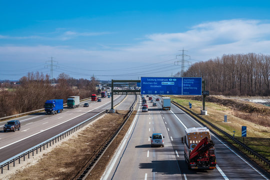 Autobahn A99 - Ostumgehung vor dem Kreuz M&uuml;nchen Ost Richtung Salzburg