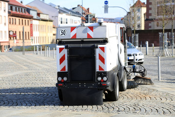 Kehrmaschine reinigt Kopfsteinpflaster
